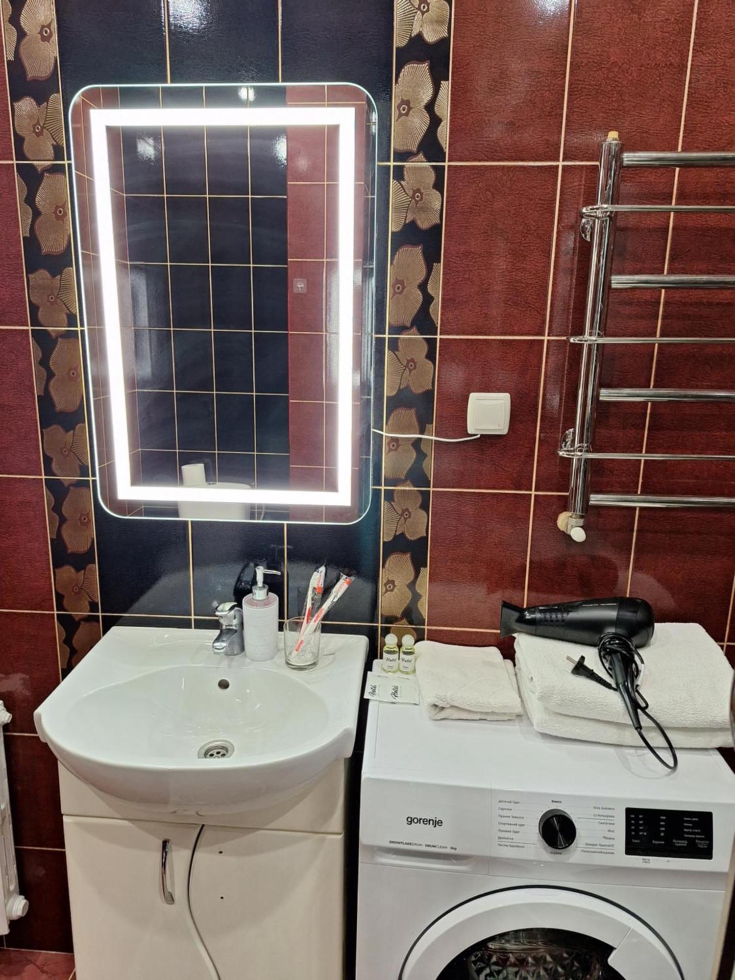 Однокімна Квартира Біля Каштанової Алеї У Центрі Полтави Мережа Alexapartments Документи Для Відряджень Безконтатне Заселення 24-7 Poltava Esterno foto